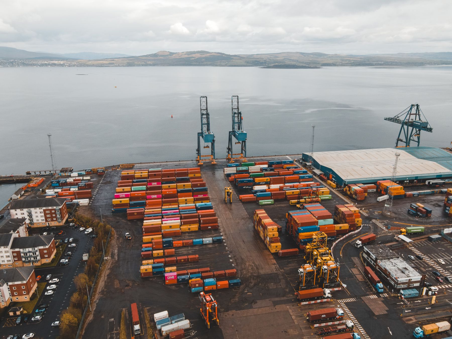 Container terminal with quay cranes